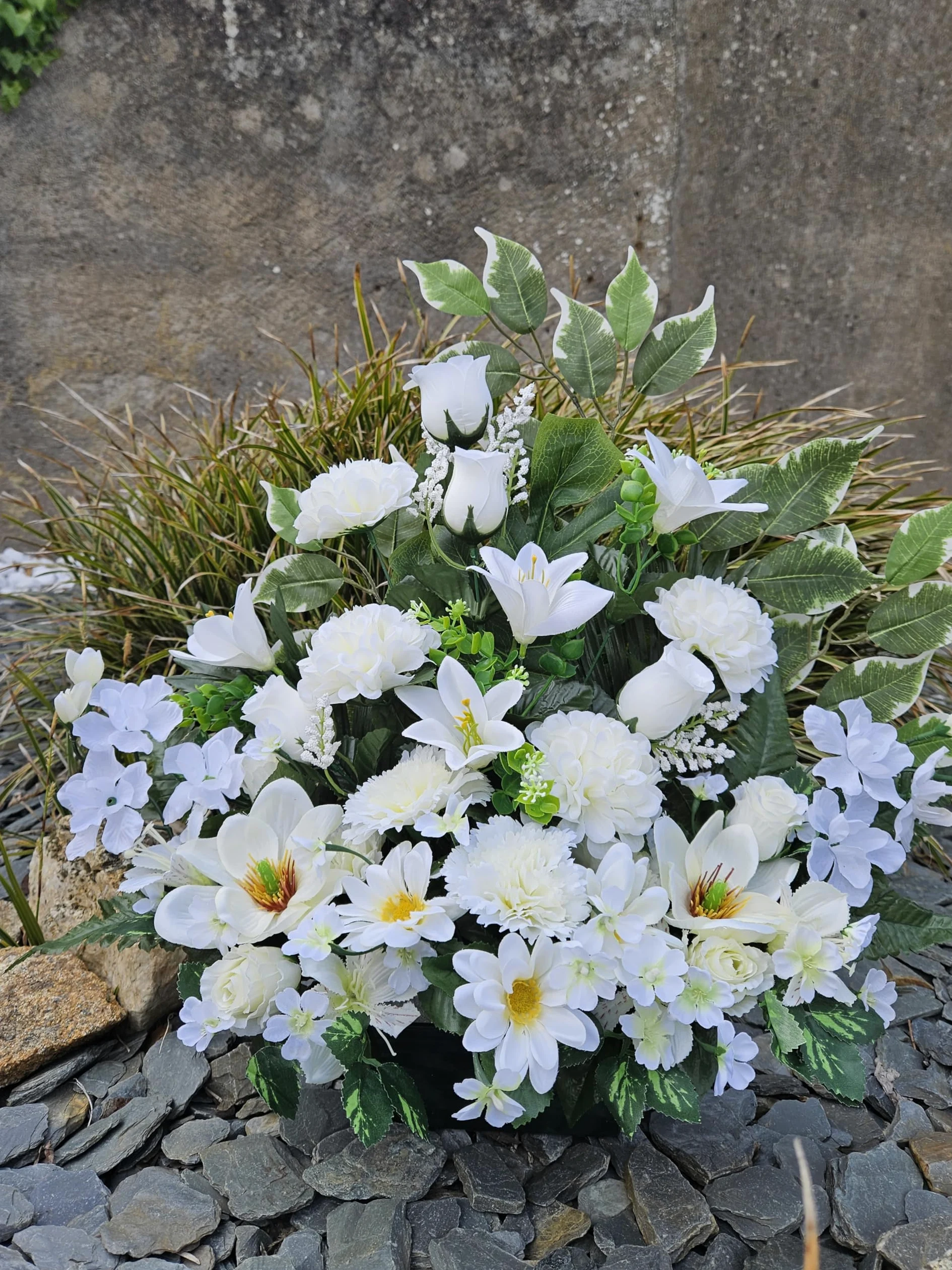 Composition Artificielles, Lesté Ciment pour Une Parfaite Tenue à L' extérieur. Réalisé par Nos Soins, Fleurs de Qualité.