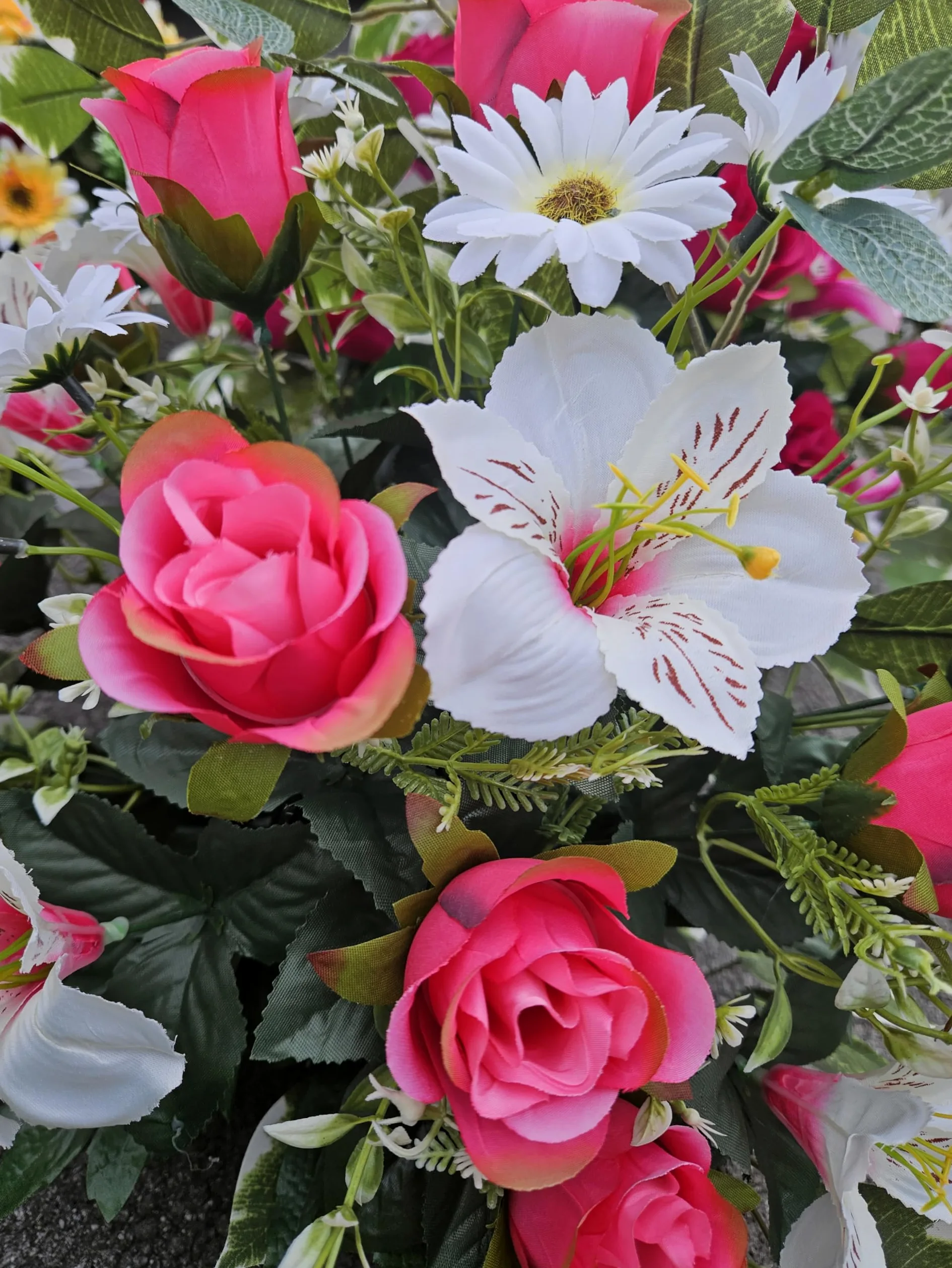 Composition de Fleurs Artificielles, Lesté Ciment pour Une Très Bonne Tenue à L' extérieur. Réalisé par Nos Soins.