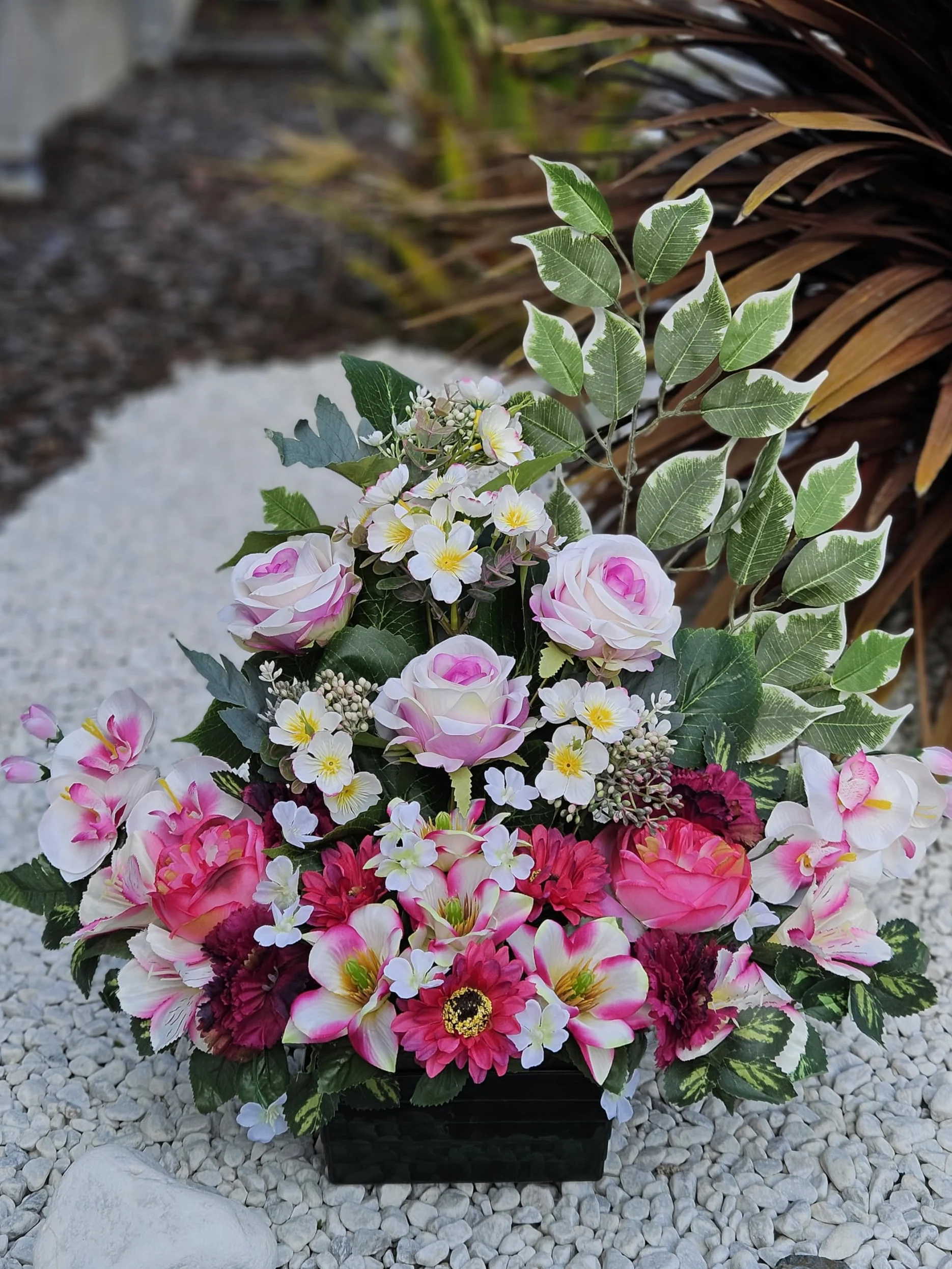 Composition de Fleurs Artificielles, Lesté Ciment Pour Une Très Bonne Tenue à L extérieur. Réalisé par Nos Soins, Fleurs de Qualité