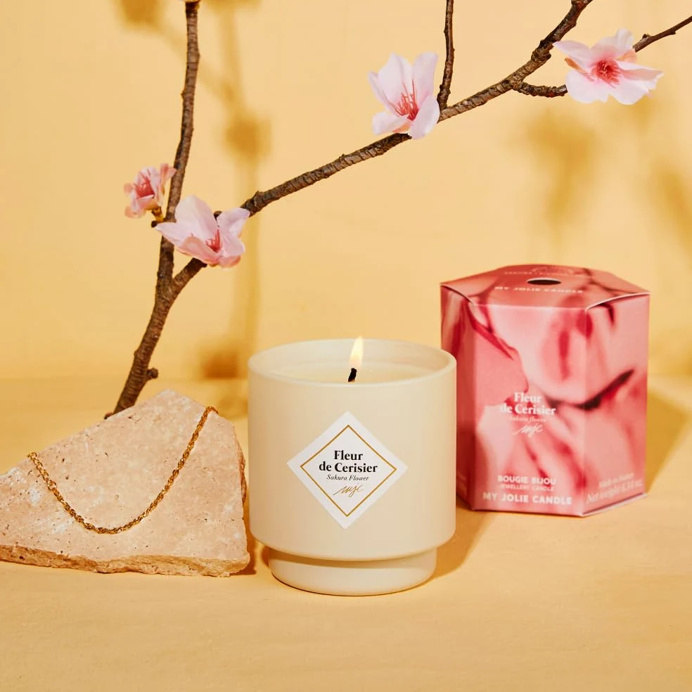 MY JOLIE CANDLE - Bougie bijou parfumée Fleur de Cerisier - Bracelet surprise Doré - Cadeau parfait pour Noël et anniversaire - Cire à base végétale - Made in France