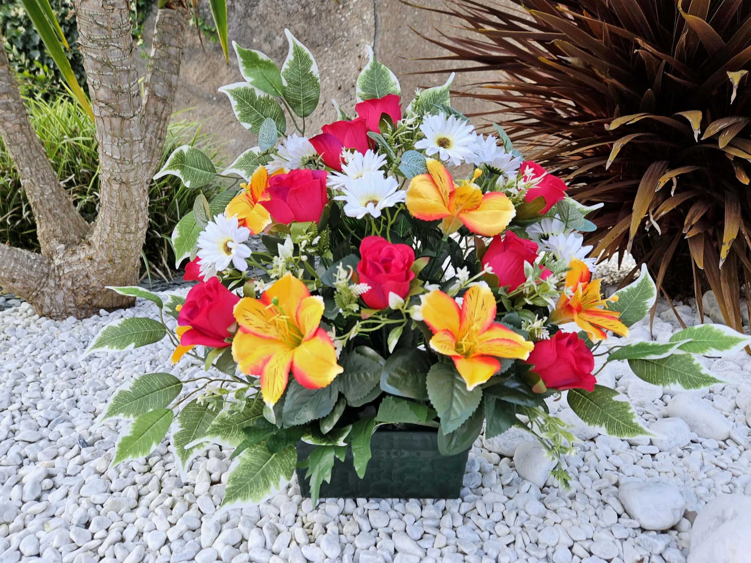 Composition de Fleurs artificielles, lesté Totalement Ciment en jardinière, pour cimetière. Réalisé par nos Soins, Produit apprécié dans nos Villes, Fleurs de très Bonne qualité.