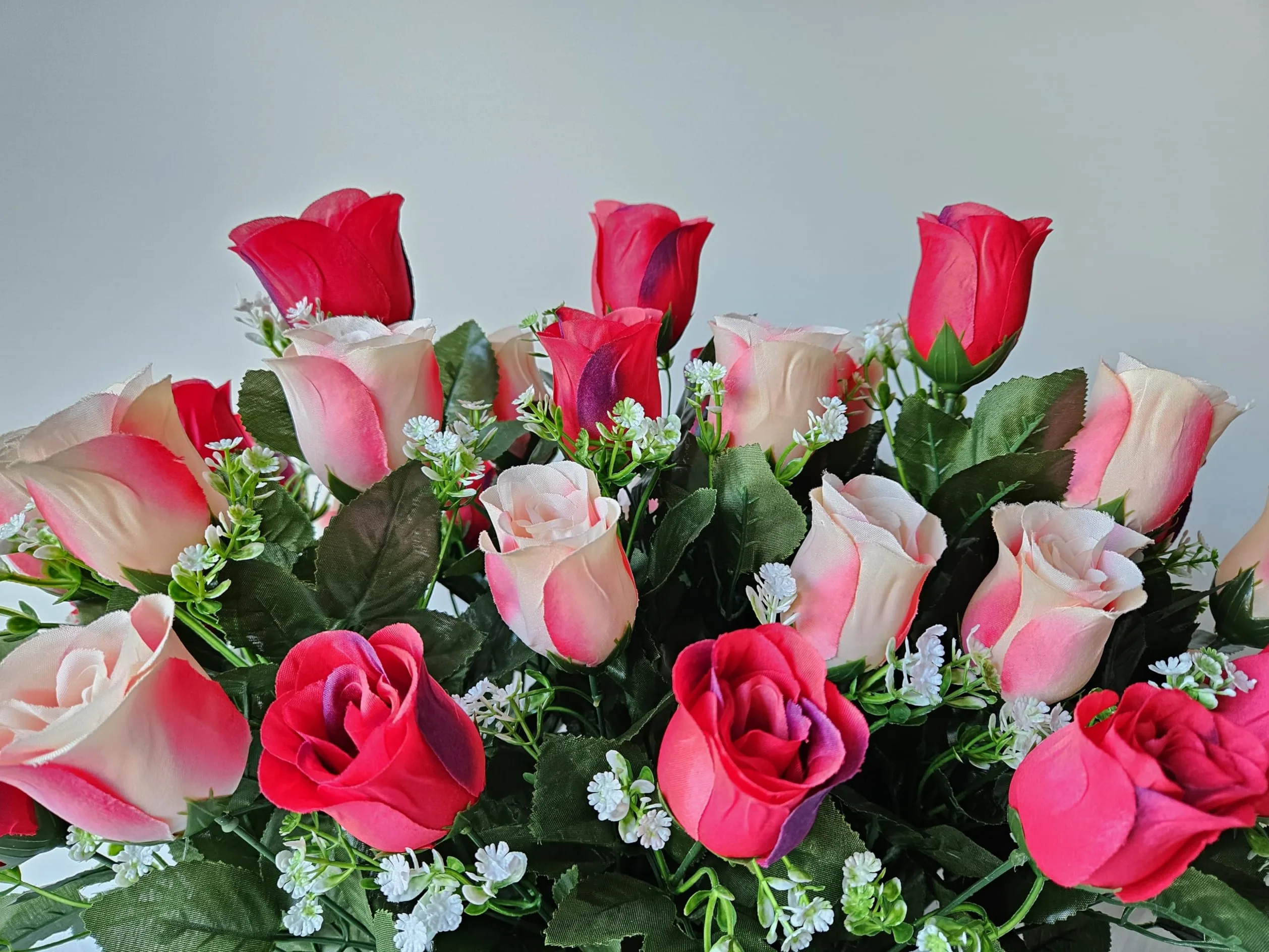 Composition de Fleurs Artificielles Lesté Ciment Pour Une Parfaite Tenue à L' extérieur. Réalisé Par nos Soins, Fleurs de Qualité.