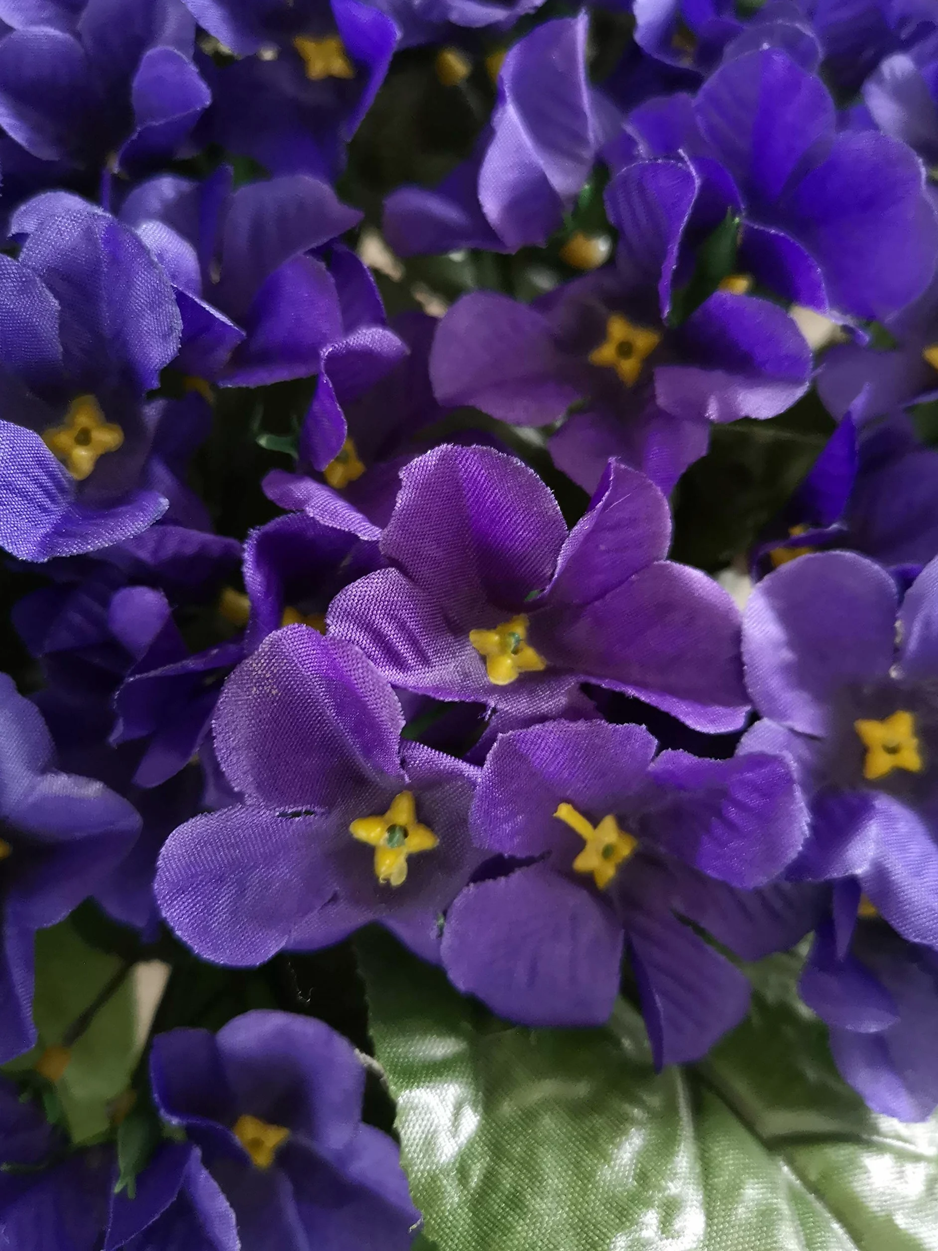 Composition de Fleurs artificielles pour cimetière, lesté Totalement Ciment, Pot en Forme de Charlotte. Réalisé par nos Soins Produit apprécié dans nos Villes de très Bonne qualité.