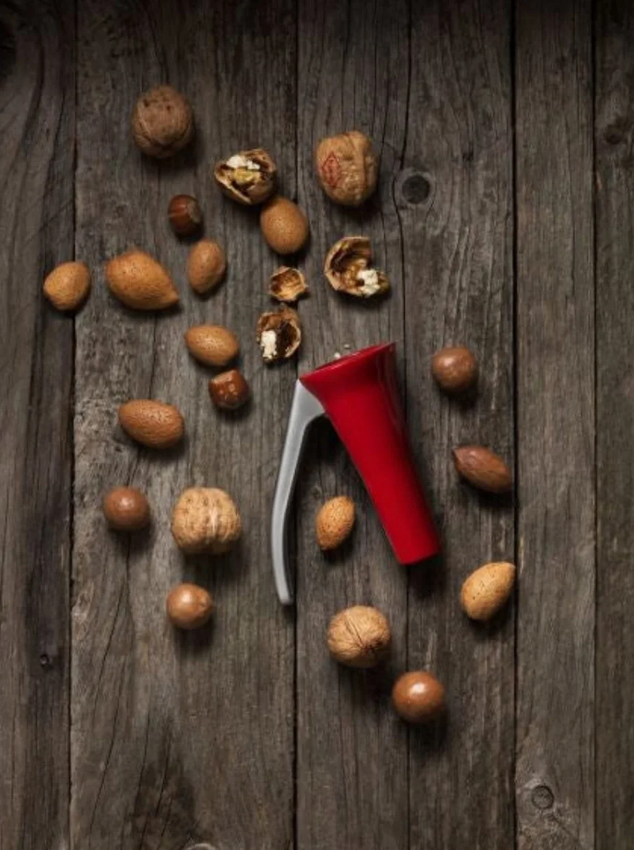 Casse Noix Premium Drosselmeyer - Casse-noisettes Très fort Robuste avec récipient pour recueillir les moules - Résistant Efficace avec un Minimum d'Effort - Conçu et produit en Suède