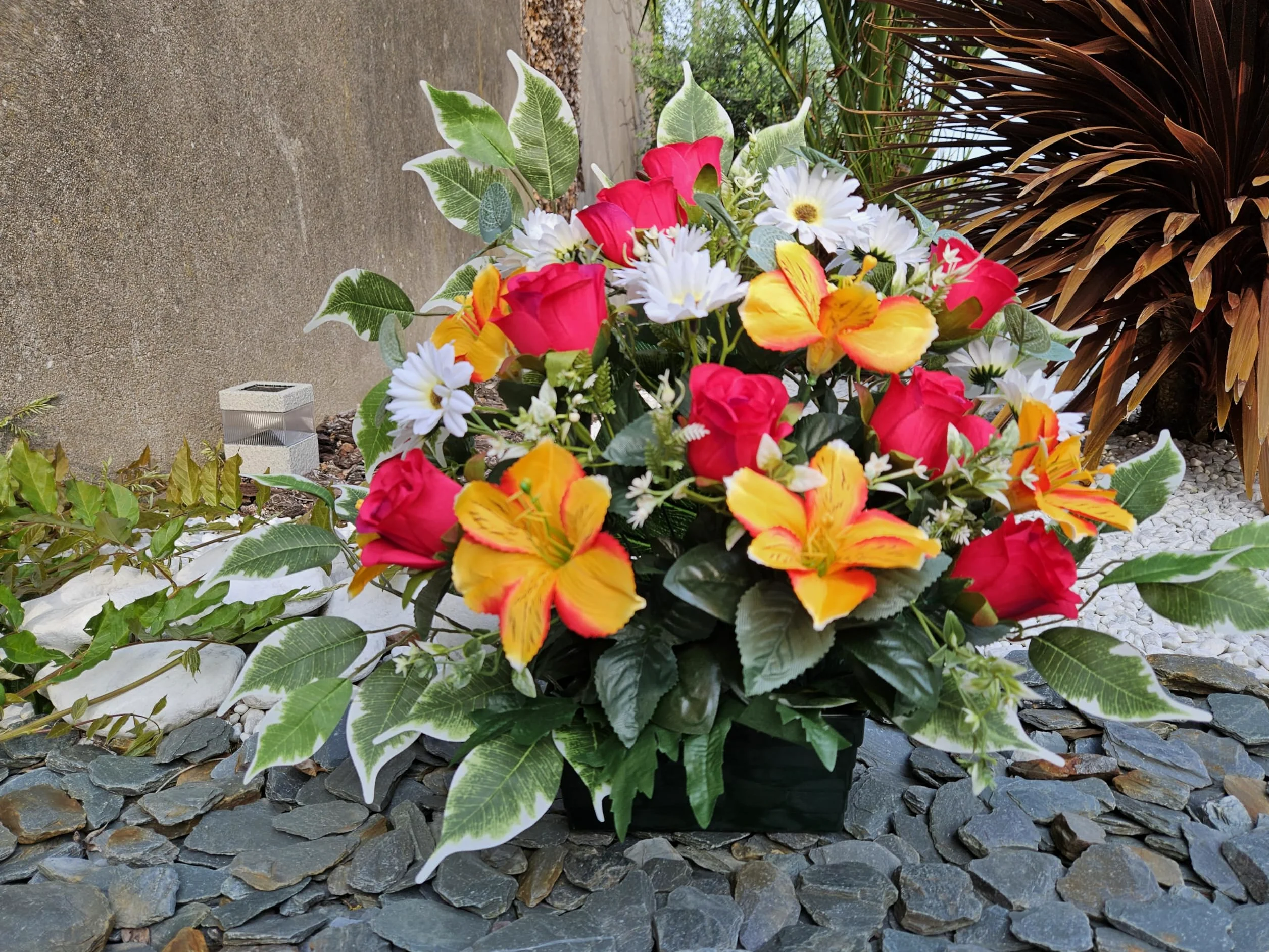 Composition de Fleurs artificielles, lesté Totalement Ciment en jardinière, pour cimetière. Réalisé par nos Soins, Produit apprécié dans nos Villes, Fleurs de très Bonne qualité.