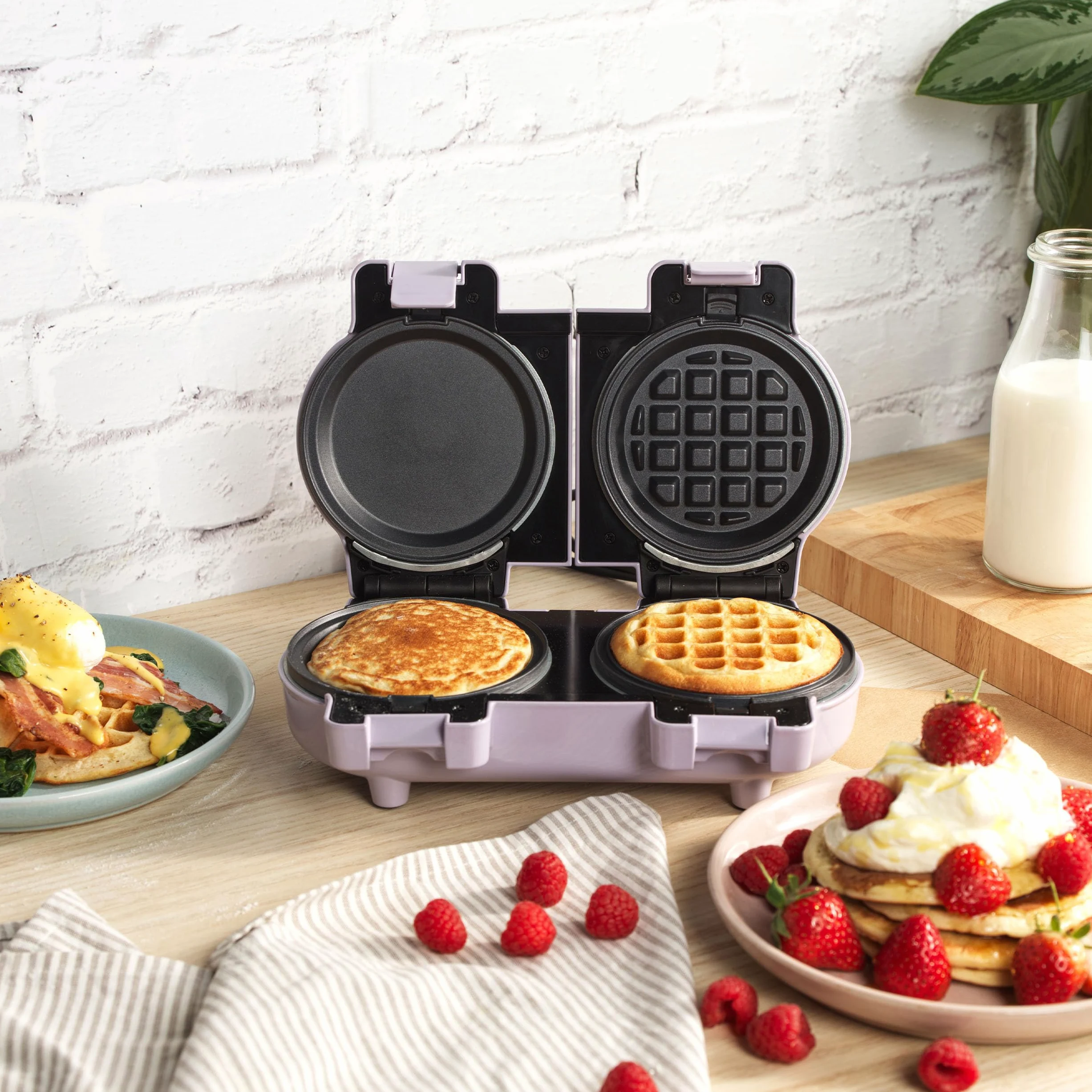 Giles & Posner Appareil de fabrication de snacks– plaques de cuisson amovibles antiadhésives, compact, inclut 4 plates pour omelettes et gâteaux, 4 à gaufres, violet pastel.
