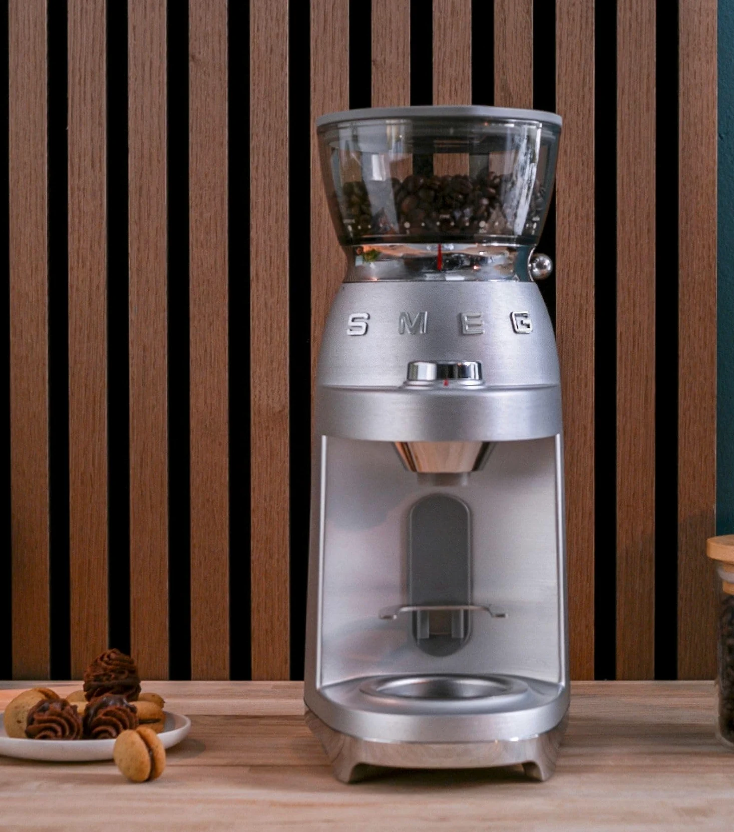 Smeg, Moulin à Café CGF02SSEU, Mouture Réglable, 50 Niveaux de Mouture, Réservoir à Grains de café 240g, Fonction Café Simple et Double, Système Antistatique, 150W, Aluminium Brossé