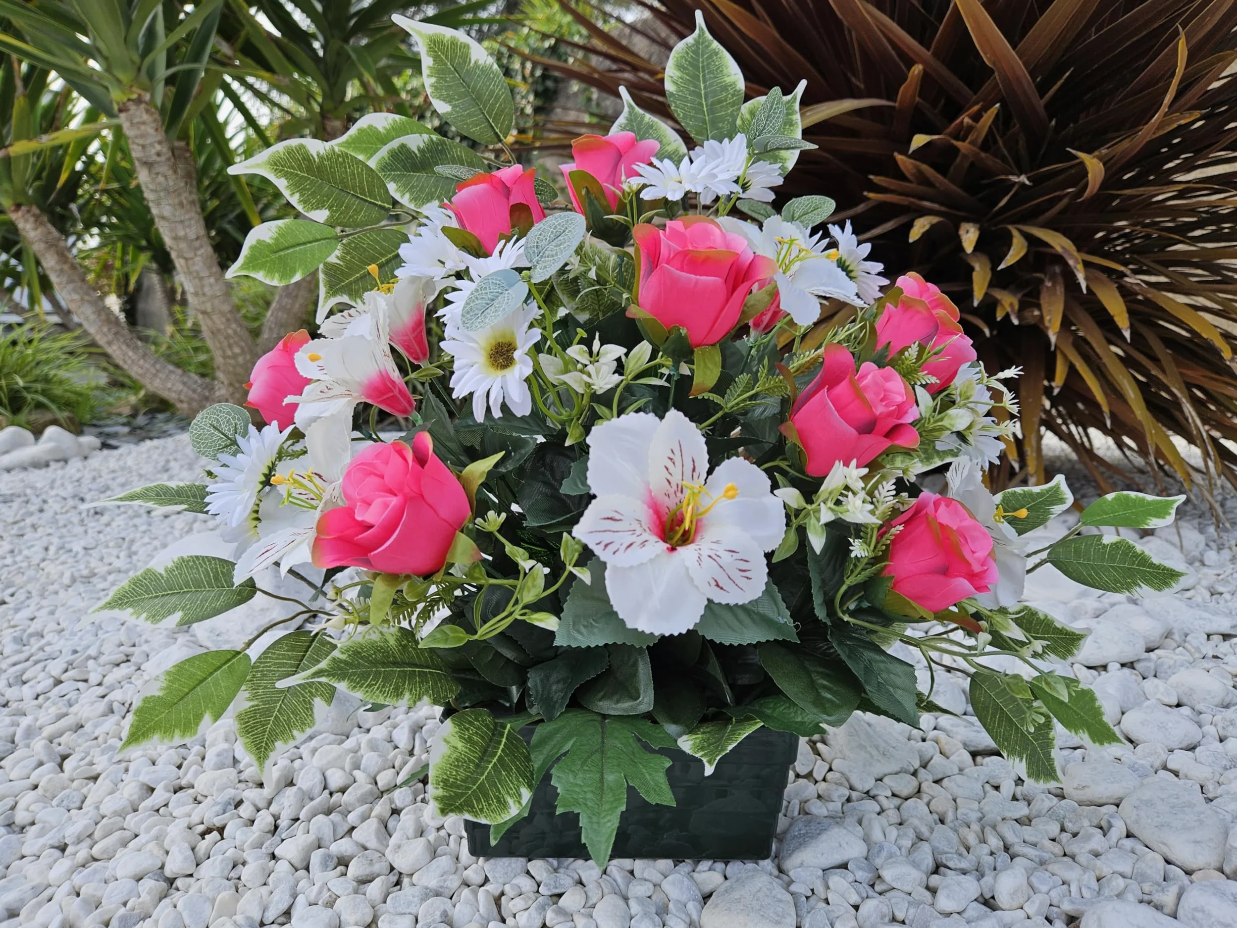 Composition de Fleurs Artificielles, Lesté Ciment pour Une Très Bonne Tenue à L' extérieur. Réalisé par Nos Soins.