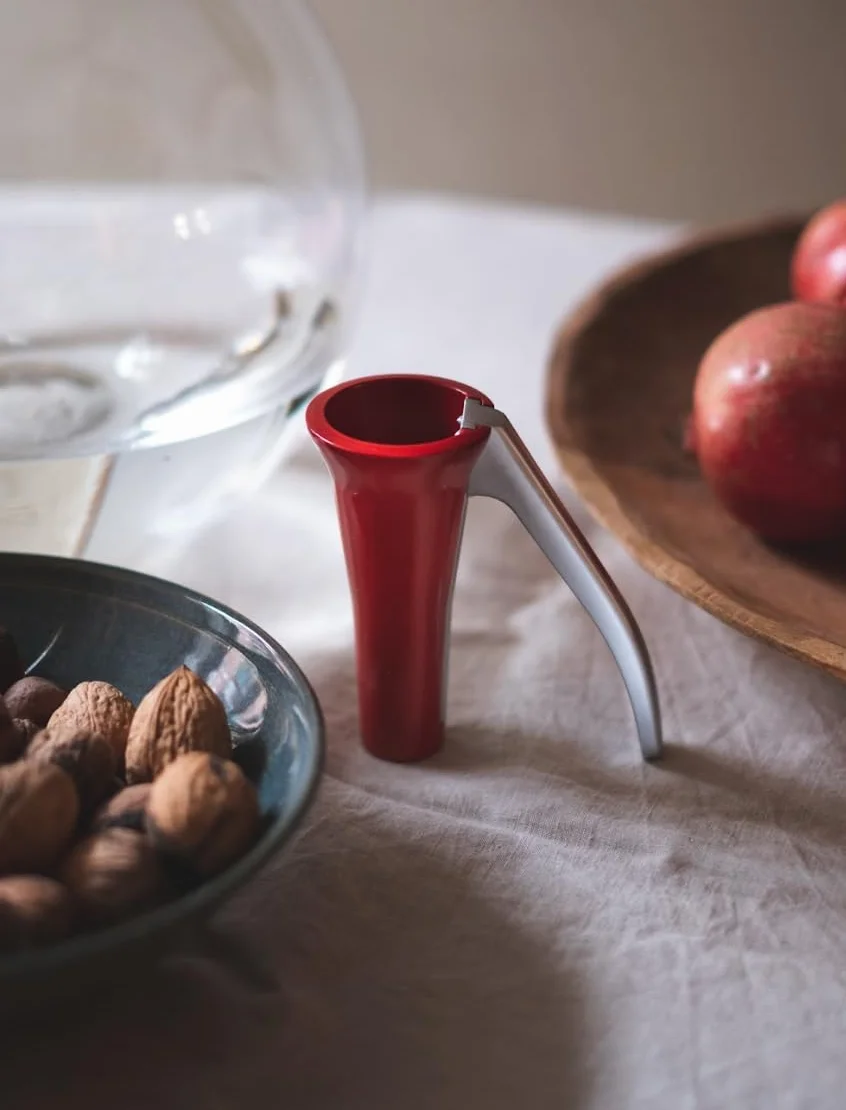 Casse Noix Premium Drosselmeyer - Casse-noisettes Très fort Robuste avec récipient pour recueillir les moules - Résistant Efficace avec un Minimum d'Effort - Conçu et produit en Suède
