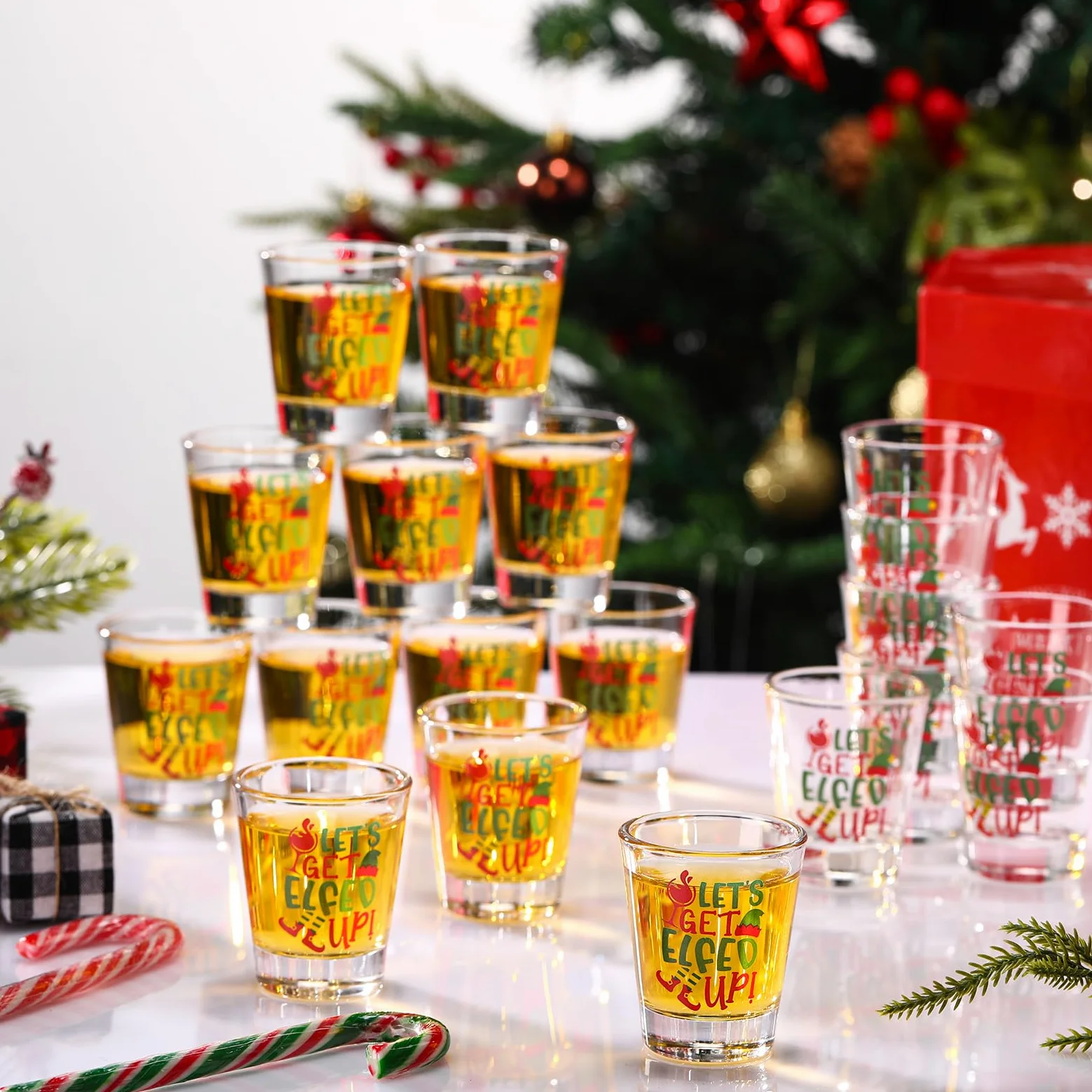 Tioncy Lot de 24 verres à shot transparents de Noël de 56,7 g avec impression « Happy Holiday » - Verres à cocktail amusants et cool pour décoration de table de Noël - Cadeau amusant