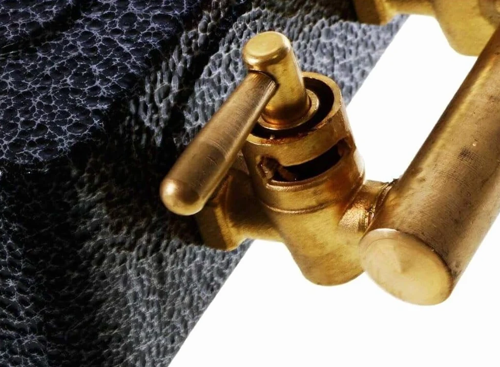Réchaud à Gaz en Fonte Véritable 9kW Noir – 2 Brûleurs Puissants pour Grands Volumes – 3 Pieds Robustes, 3 Robinets en Laiton – Cuisson Extérieure Camping, Fête, Grosse Marmite, Alambic, Stérilisation