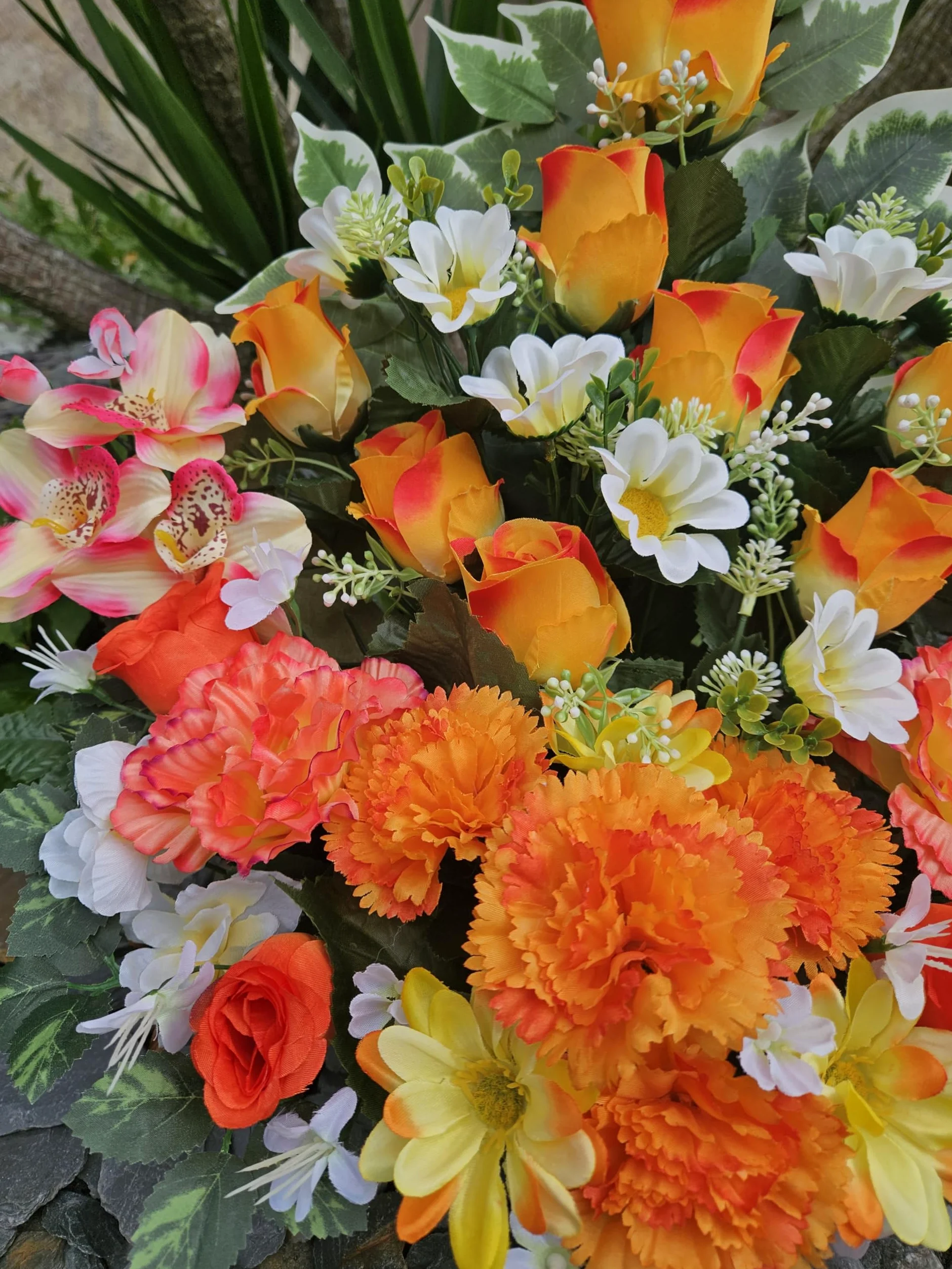 Composition de Fleurs Artificielles Lesté Ciment pour Une Parfaite Tenue à L' Extérieur. Réalisé par nos Soins, Fleurs de Qualité.