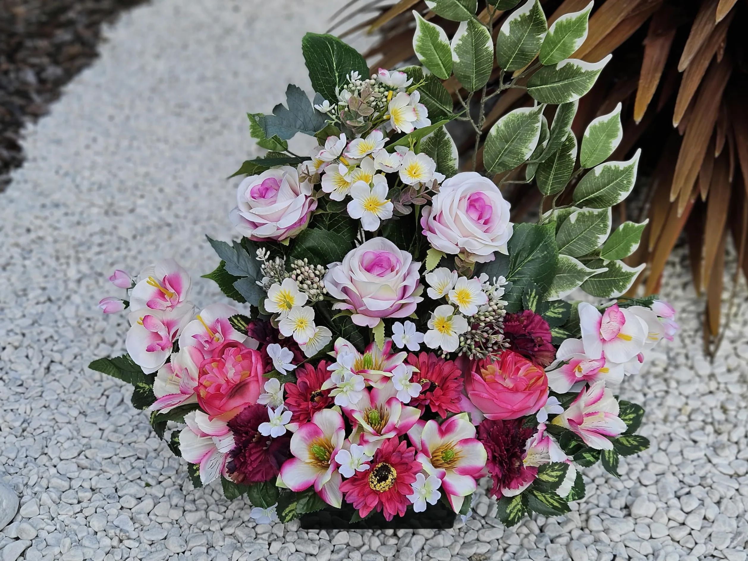 Composition de Fleurs Artificielles, Lesté Ciment Pour Une Très Bonne Tenue à L extérieur. Réalisé par Nos Soins, Fleurs de Qualité