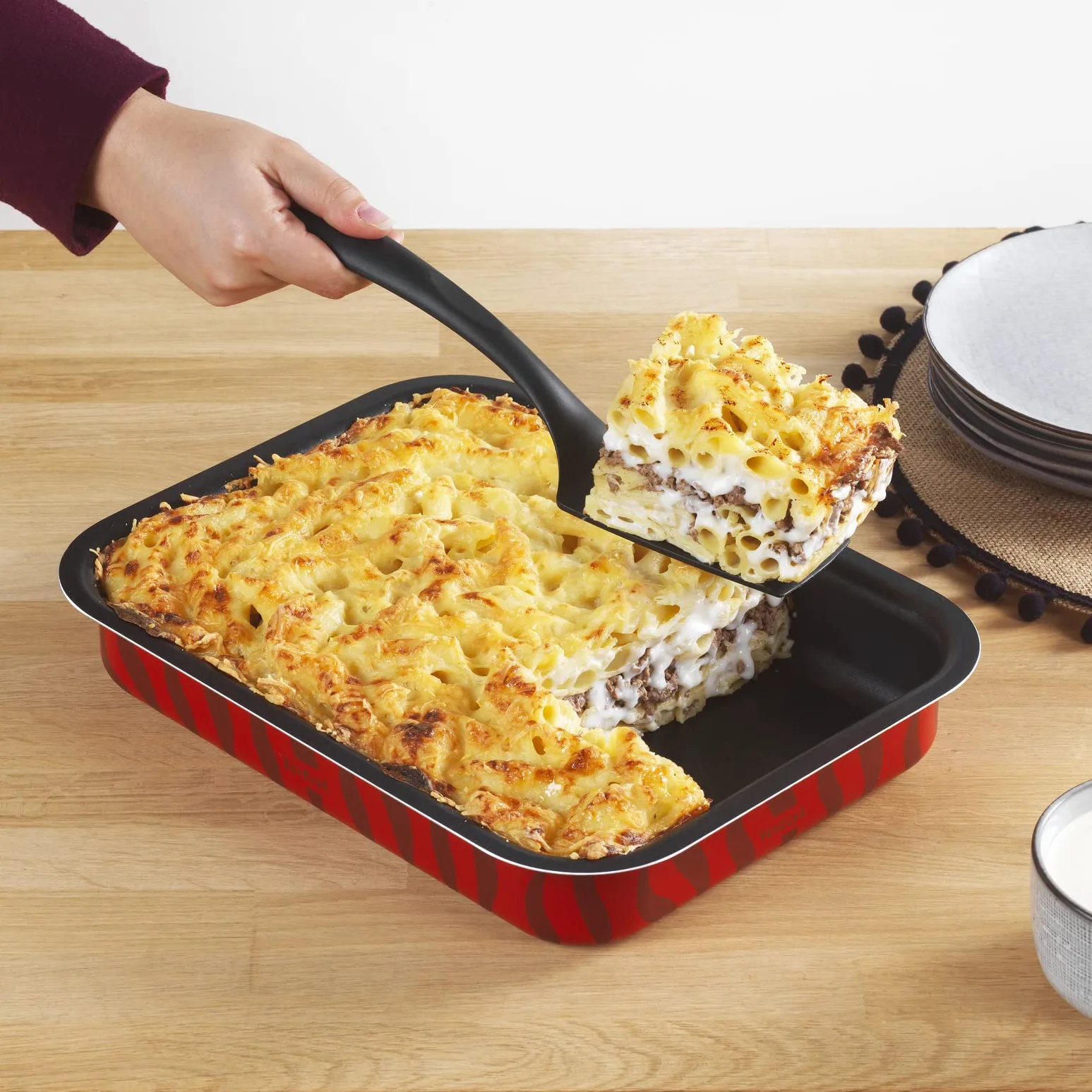 Tefal Les Spécialistes - Plat à Four 24X31 cm - Revêtement Antiadhésif, Aluminium, Diffusion de Chaleur, Nettoyage Facile, Rouge, Fabriqué en France - J5714782