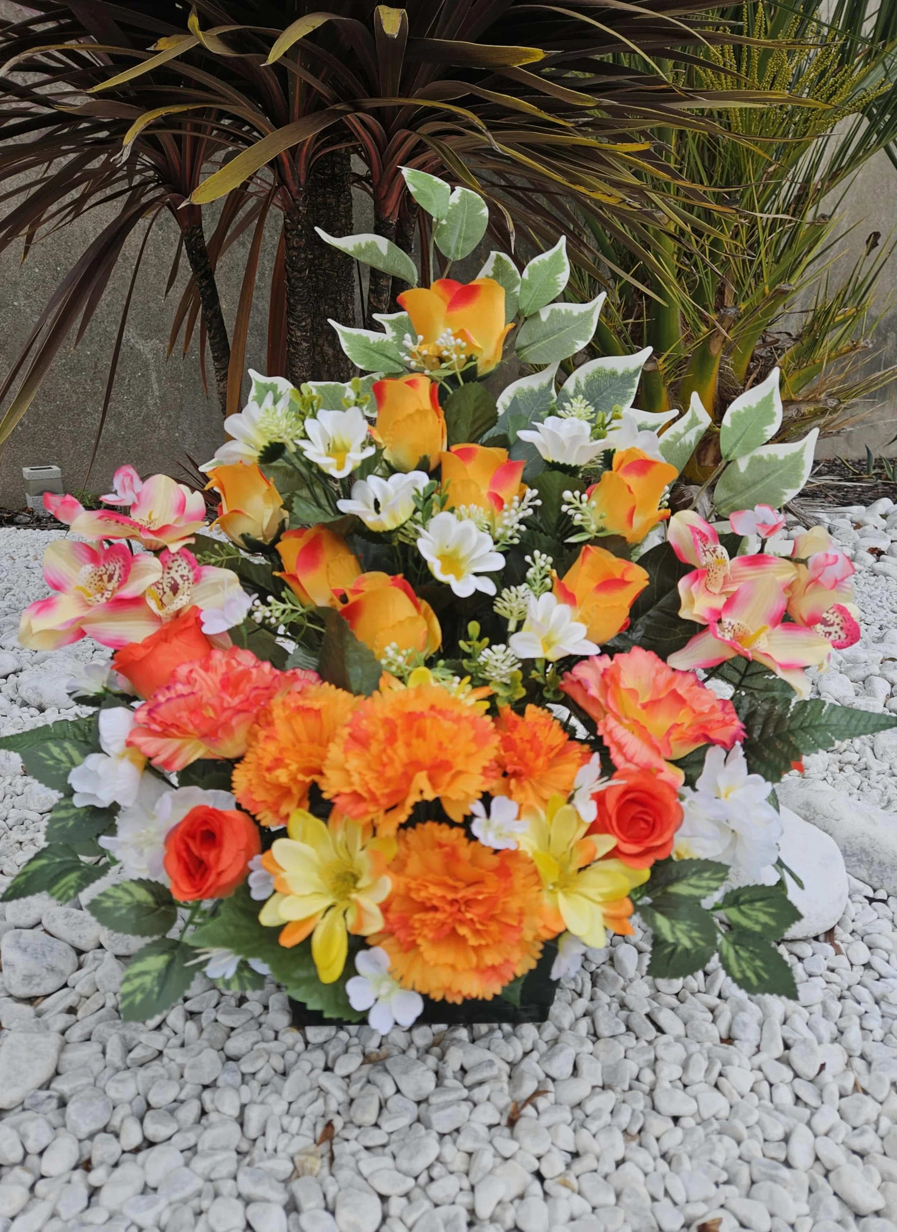 Composition de Fleurs Artificielles Lesté Ciment pour Une Parfaite Tenue à L' Extérieur. Réalisé par nos Soins, Fleurs de Qualité.