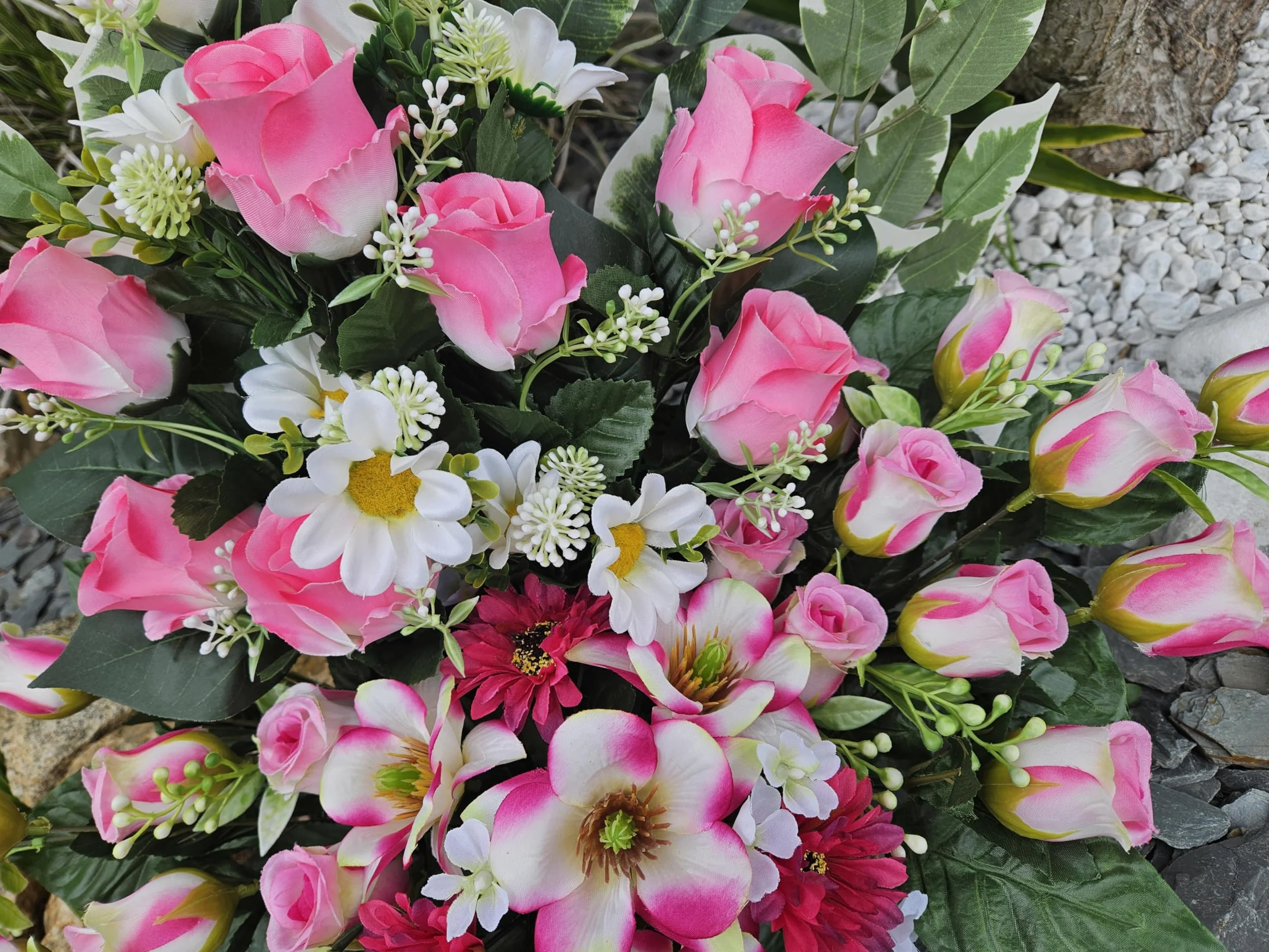 Composition de Fleurs Artificielles Lesté Ciment, pour Une Parfaite Tenue à L' Extérieur. Réalisé par nos Soins. Fleurs de Qualité.