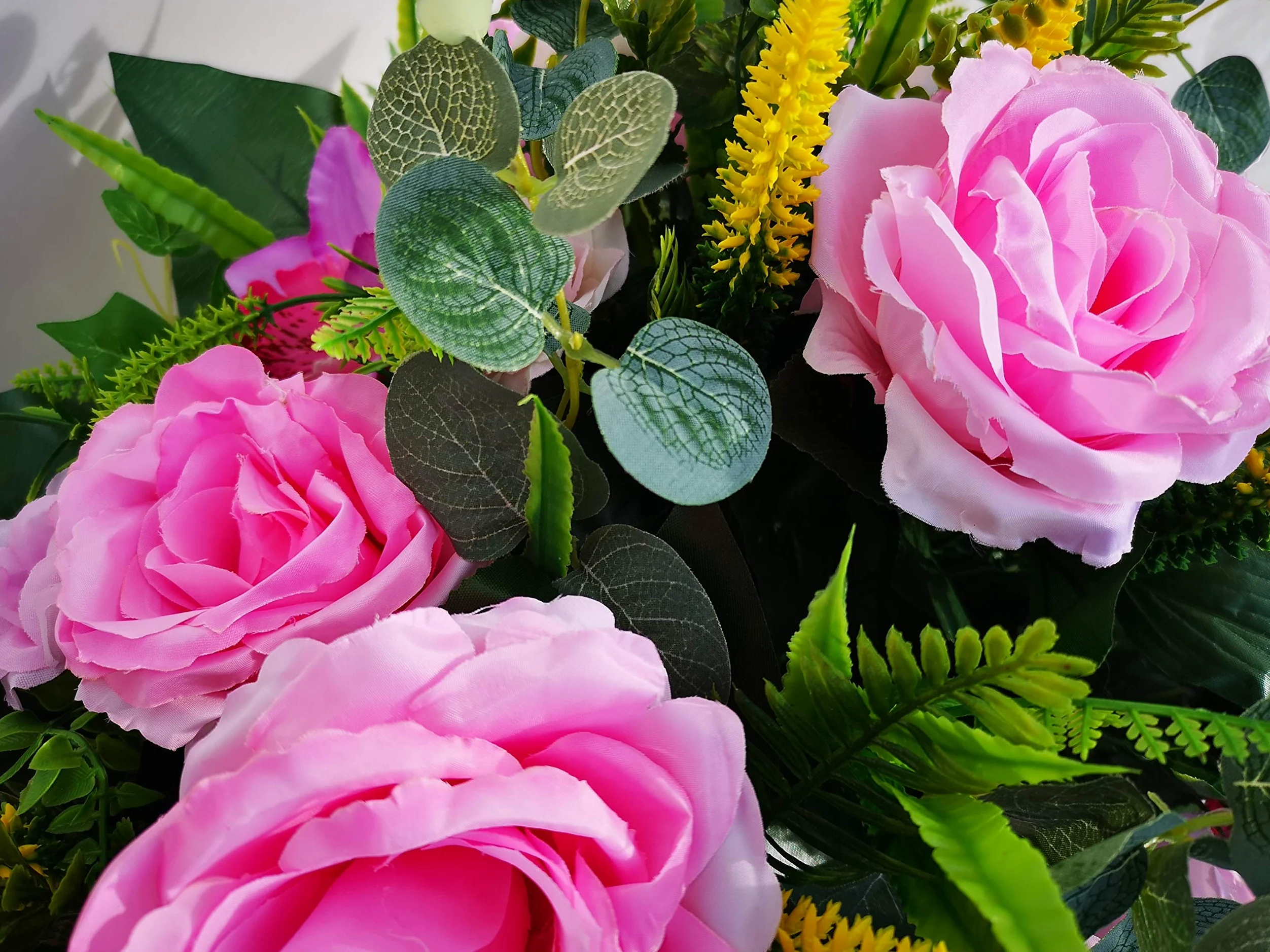 Composition de Fleurs Artificielles, Lesté Ciment pour Une Très Bonne Tenue à L' extérieur, Réalisé par Nos Soins, Les Fleurs sont De Très Bonne Qualité.