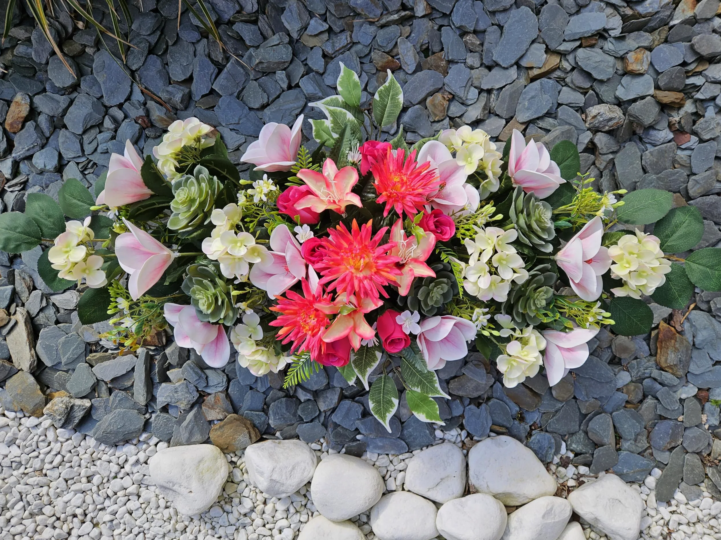 Composition de Fleurs Artificielles Lesté Ciment pour Une Parfaite Tenue à L' extérieur. Réalisé par nos Soins, Fleurs de Qualité.