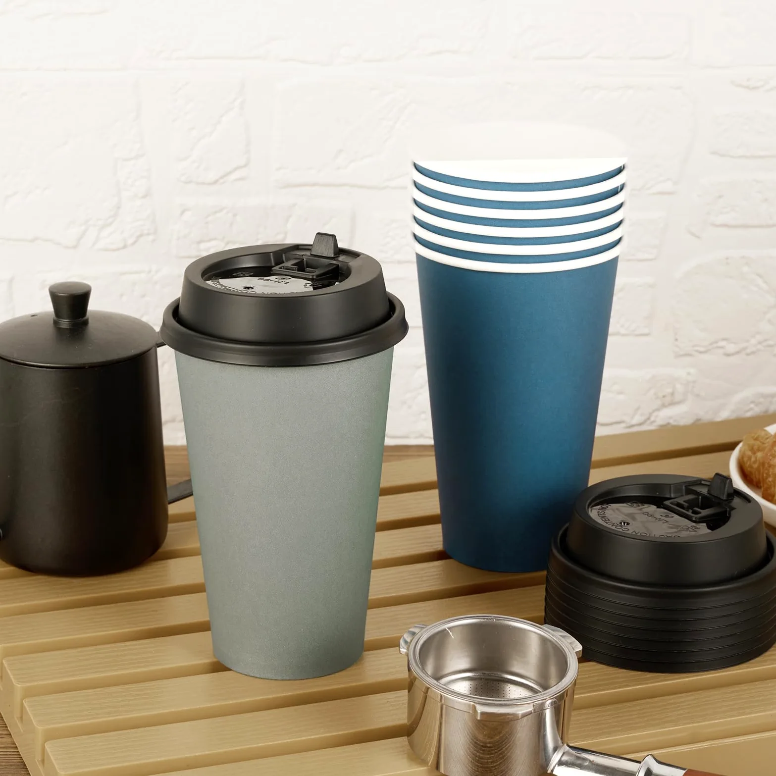 Lot de 100 gobelets à café jetables en carton avec couvercles pour café froid/chaud, eau, jus ou thé - 473 ml - Pour la maison, le restaurant, le magasin et le café - Bleu et gris