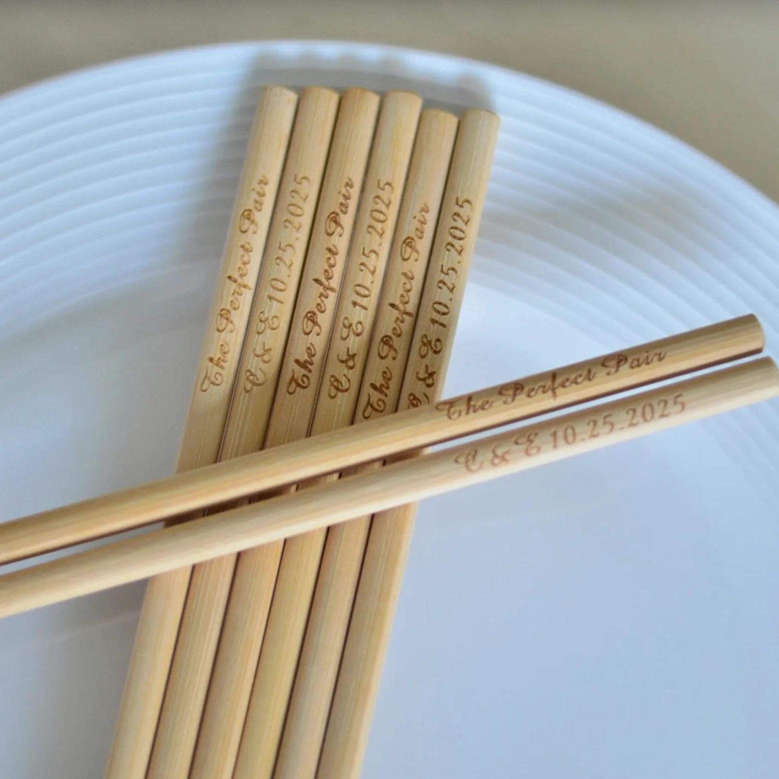 Lot de 10 à 200 paires de baguettes gravées personnalisées en vrac pour invités - Cadeau de couple pour anniversaire, fête prénuptiale (150 paires)