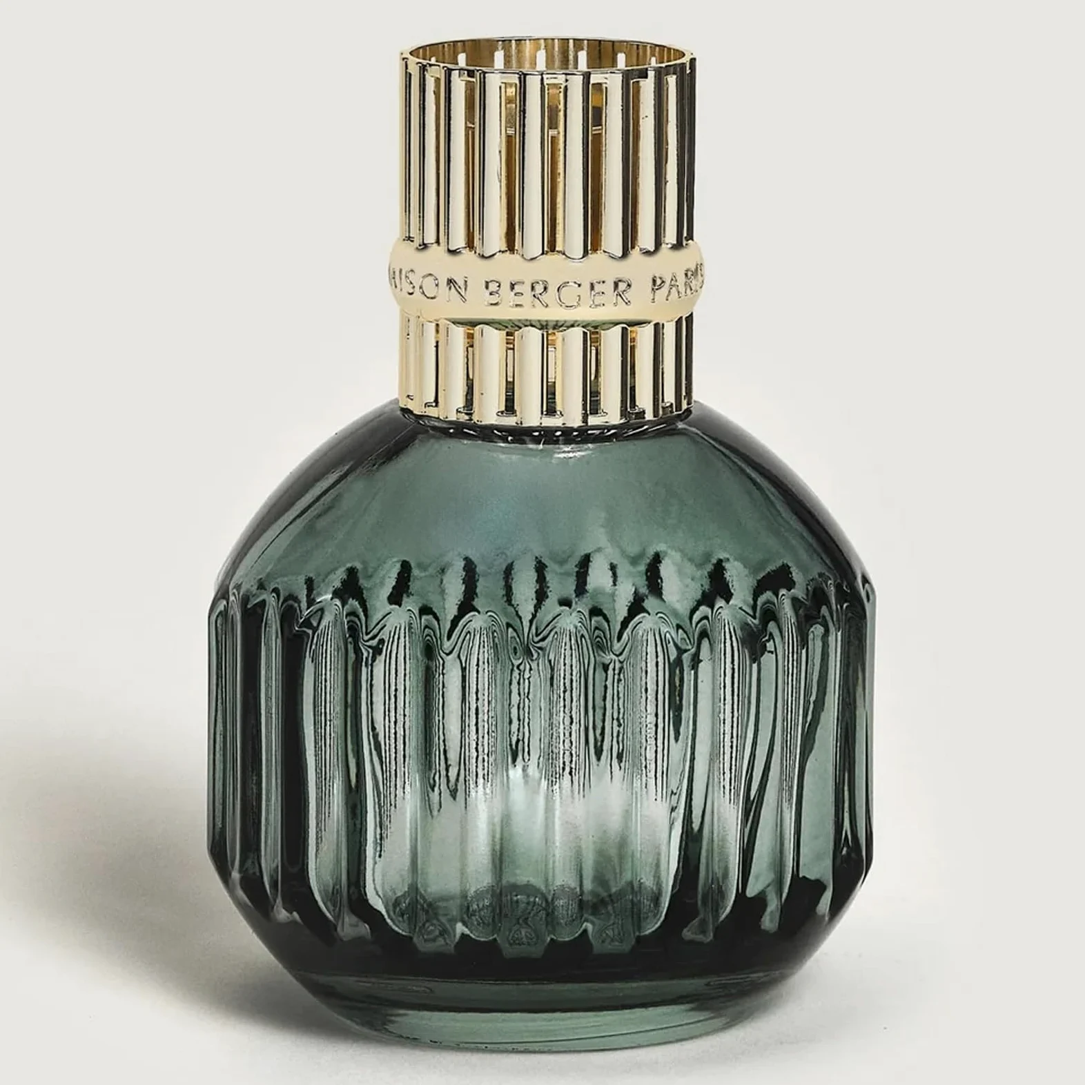 MAISON BERGER Lampe Berger Cannelo – Lampe à Catalyse, Verre Laqué Vert, Monture Dorée, 284 ML – Éliminateur d'Odeurs & Parfum d'Intérieur - Vendue sans Parfum