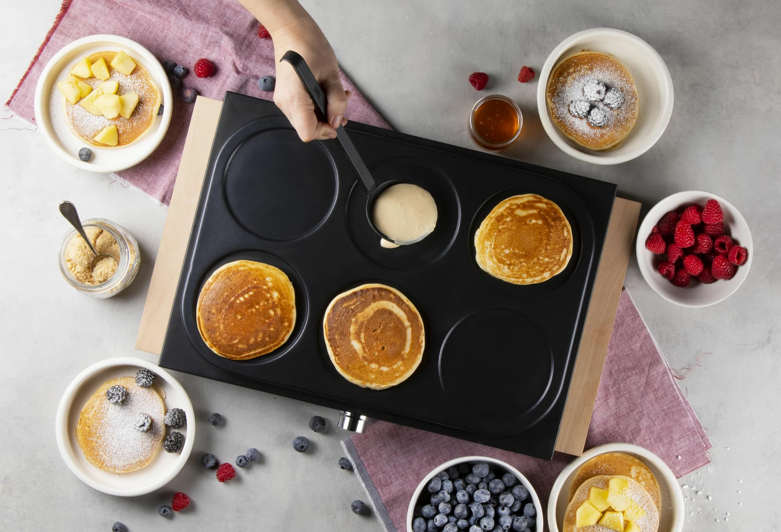 DOMO DO8717PN Pancake Maker avec Design en Bois - PFAS FREE - Crepiere Electrique - Inclusive spatules en bois et louche - 6P
