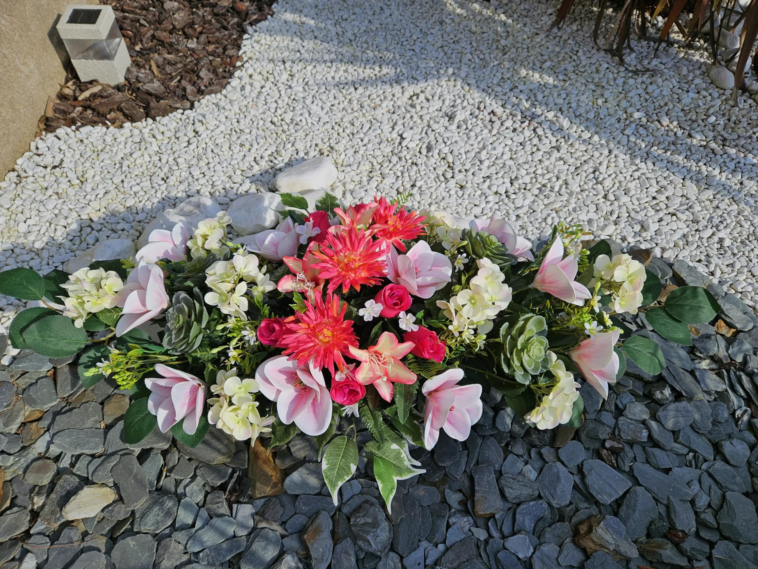 Composition de Fleurs Artificielles Lesté Ciment pour Une Parfaite Tenue à L' extérieur. Réalisé par nos Soins, Fleurs de Qualité.
