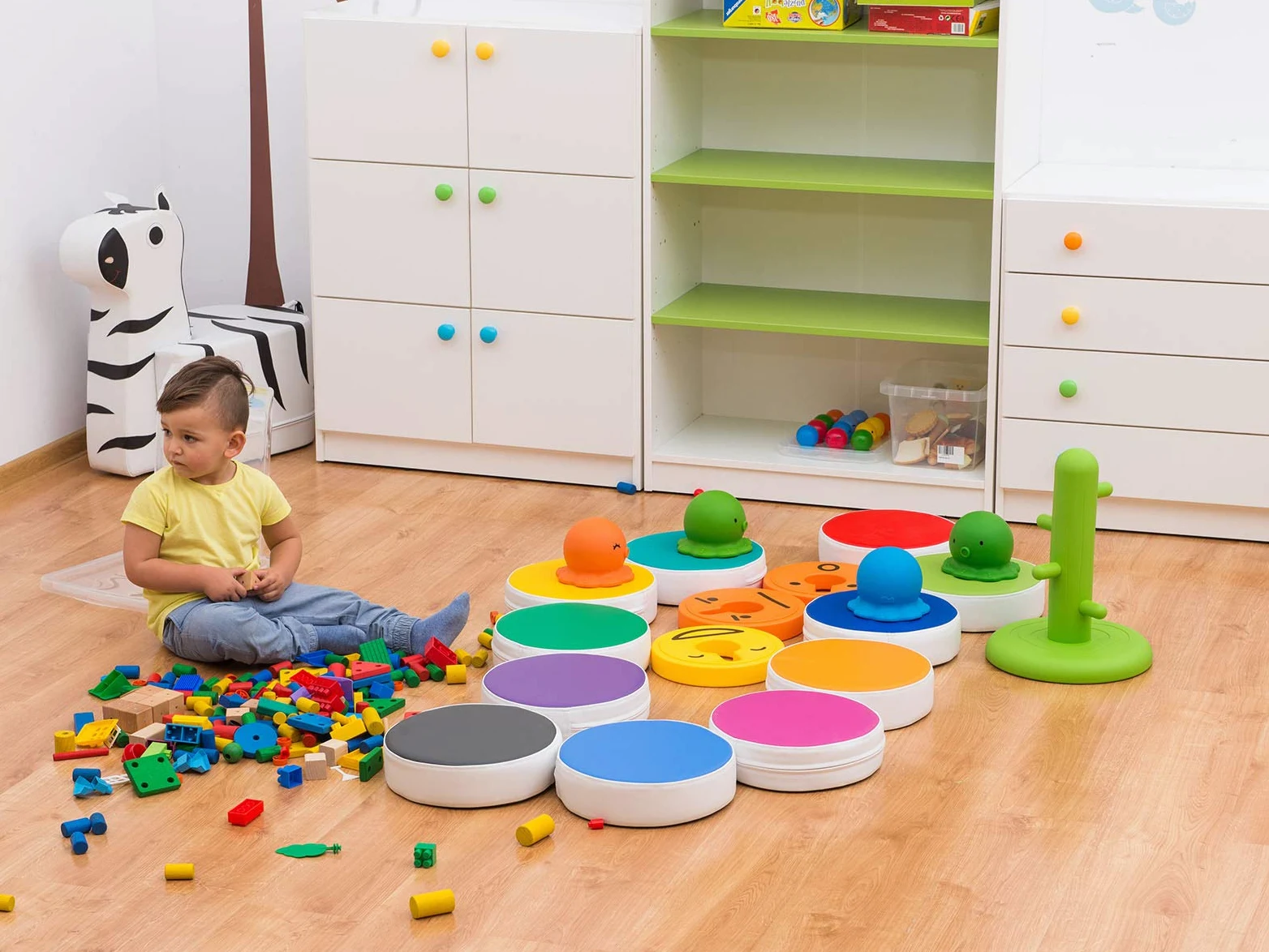 1994 Pouf rond Rouge où les enfants peuvent se détendre, douceur et confort d'utilisation, fond antidérapant