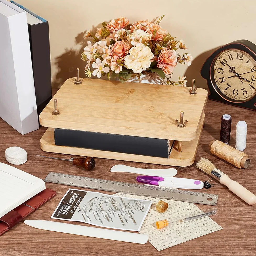 OLYCRAFT Kits de Reliure de Livres Fournitures de Reliure Ensemble D'Outils de Démarrage de Reliure de Livres avec Outil de Presse de Livre en Bois Tissu en Coton Règle en Tissu Dé à Coudre